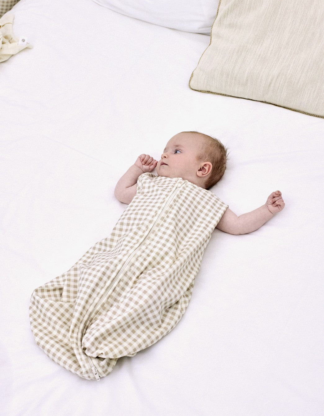 Saco de dormir bebé Vichy Sand TOG 0,5 con diseño amplio y confortable.