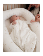 Bebé descansando en saco de dormir Stars TOG 2,5 de algodón orgánico.